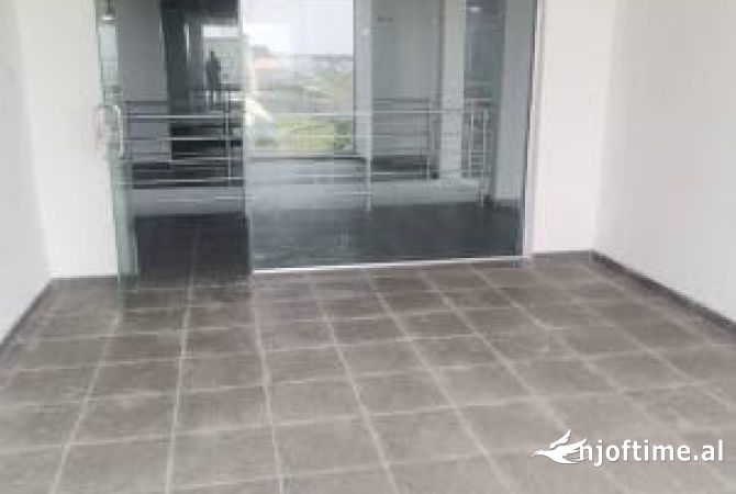Ambiente Commerciale in Affitto 1+1 a Tirana - 400 Euro