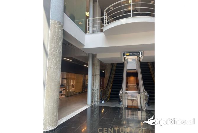 Ambiente Commerciale in Vendita 1+1 a Tirana - 140,000 Euro