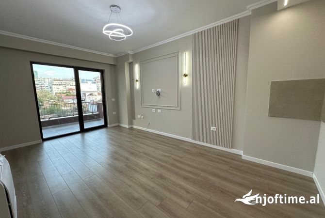 Ambiente Commerciale in Affitto 3+1 a Tirana - 1,000 Euro