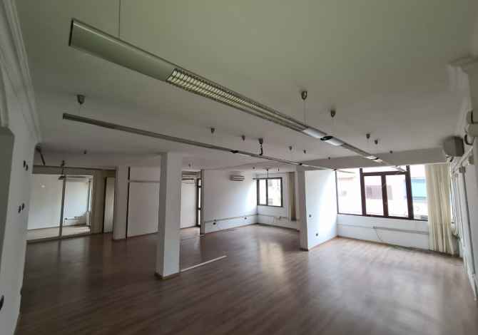 Ambiente Commerciale in Affitto 3+1 a Tirana - 1,600 Euro