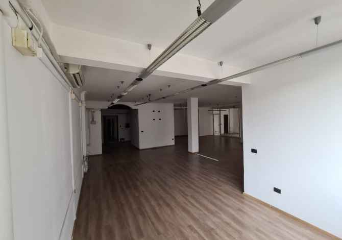Ambiente Commerciale in Affitto 3+1 a Tirana - 1,600 Euro