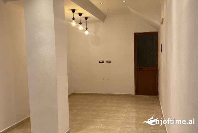 Ambiente Commerciale in Affitto 1+1 a Tirana - 300 Euro