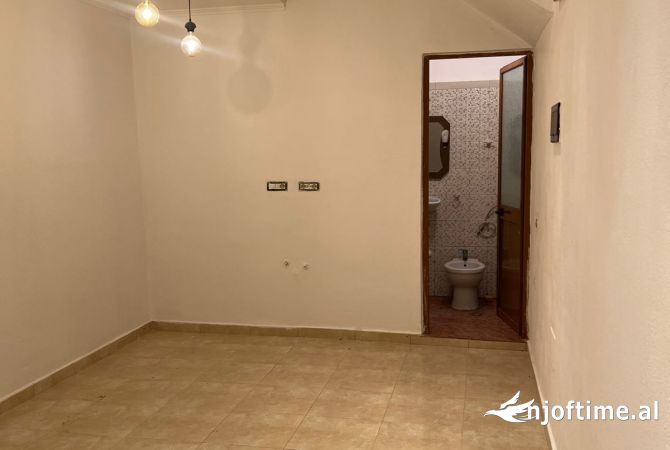 Ambiente Commerciale in Affitto 1+1 a Tirana - 300 Euro