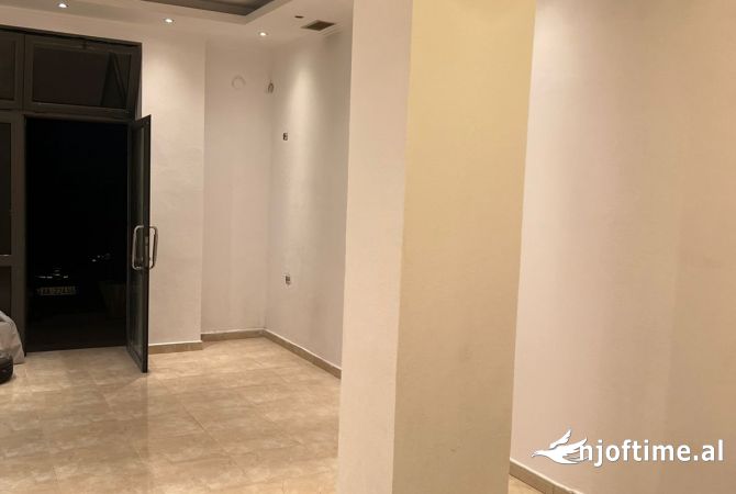 Ambiente Commerciale in Affitto 1+1 a Tirana - 300 Euro