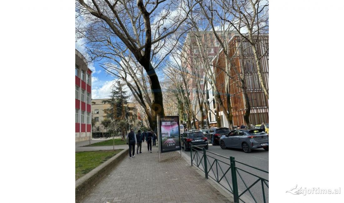 Shitet, Ambient Biznesi, Rruga e Elbasanit, prane RTSH Tirane.