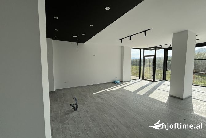 Ambiente Commerciale in Affitto 1+1 a Tirana - 800 Euro