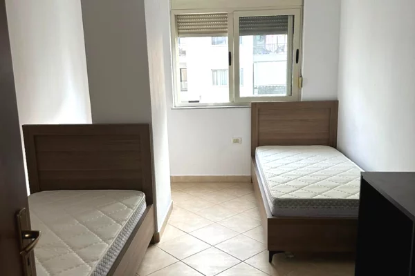 Shtepi me qera Apartament ne Tirane, 2+1, Mobilimi E mobiluar, Pagesa 450  Euro.
