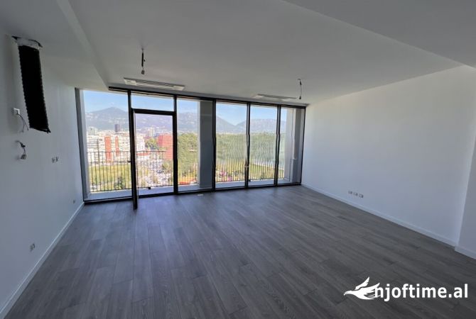 Ambiente Commerciale in Affitto 3+1 a Tirana - 1,300 Euro