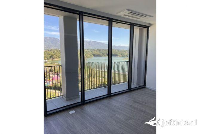 Ambiente Commerciale in Affitto 3+1 a Tirana - 1,300 Euro