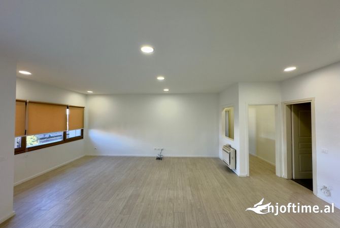 Ambiente Commerciale in Affitto 3+1 a Tirana - 220,000 Leke