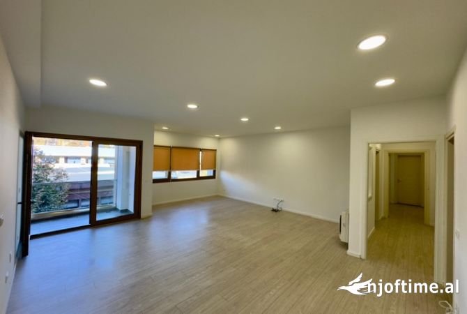 Ambiente Commerciale in Affitto 3+1 a Tirana - 220,000 Leke