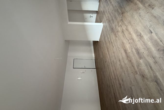 Ambiente Commerciale in Affitto 3+1 a Tirana - 900 Euro