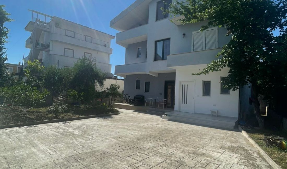 Shtepi ne shitje Vila Luksoze ne Tirane, 4+1, Mobilimi E mobiluar, Pagesa 300,000  Euro.