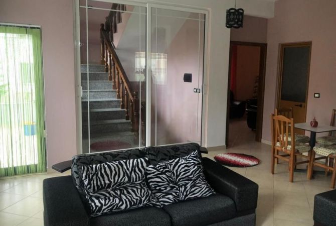 Shtepi ne shitje Vila Luksoze ne Tirane, 4+1, Mobilimi E mobiluar, Pagesa 300,000  Euro.