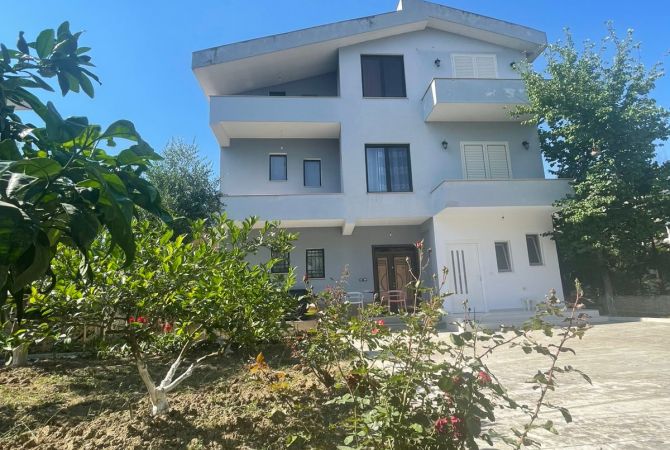 Shtepi ne shitje Vila Luksoze ne Tirane, 4+1, Mobilimi E mobiluar, Pagesa 300,000  Euro.