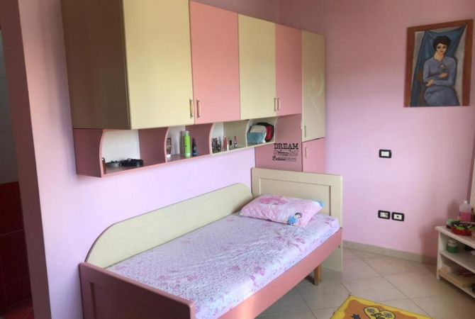 Shtepi ne shitje Vila Luksoze ne Tirane, 4+1, Mobilimi E mobiluar, Pagesa 300,000  Euro.