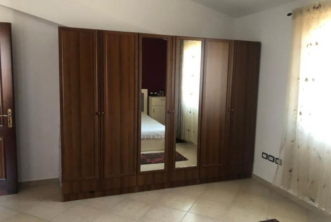 Shtepi ne shitje Vila Luksoze ne Tirane, 4+1, Mobilimi E mobiluar, Pagesa 300,000  Euro.