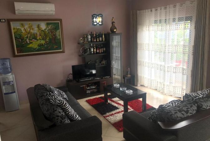 Shtepi ne shitje Vila Luksoze ne Tirane, 4+1, Mobilimi E mobiluar, Pagesa 300,000  Euro.