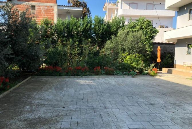 Shtepi ne shitje Vila Luksoze ne Tirane, 4+1, Mobilimi E mobiluar, Pagesa 300,000  Euro.