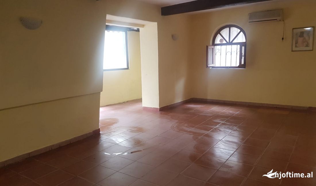 Dyqan ne Myslym Shyri ne shitje