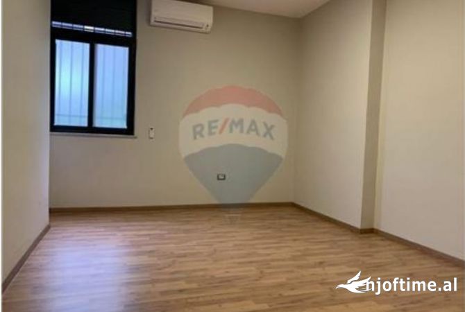 Ambiente Commerciale in Affitto 3+1 a Tirana - 550 Euro