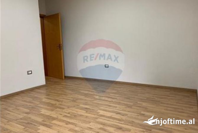 Ambiente Commerciale in Affitto 3+1 a Tirana - 550 Euro