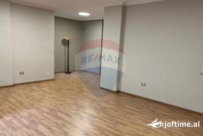 Ambiente Commerciale in Affitto 3+1 a Tirana - 550 Euro