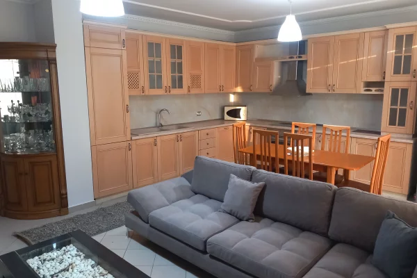 Jepet me qira apartament 2+1+2 te Komuna e Parisit