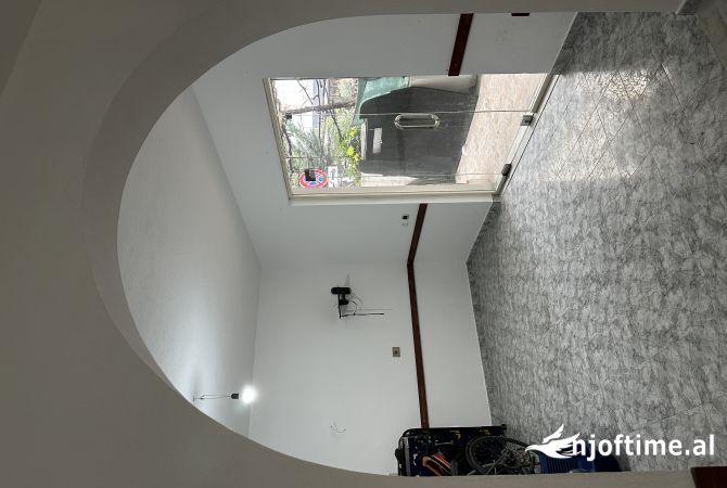 Ambiente Commerciale in Affitto 1+1 a Tirana - 450 Euro