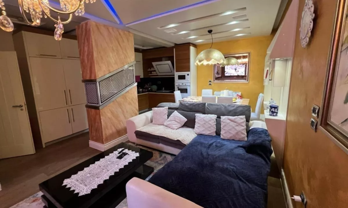 Appartamento in affitto a Tirana 3+1, SemiArredato