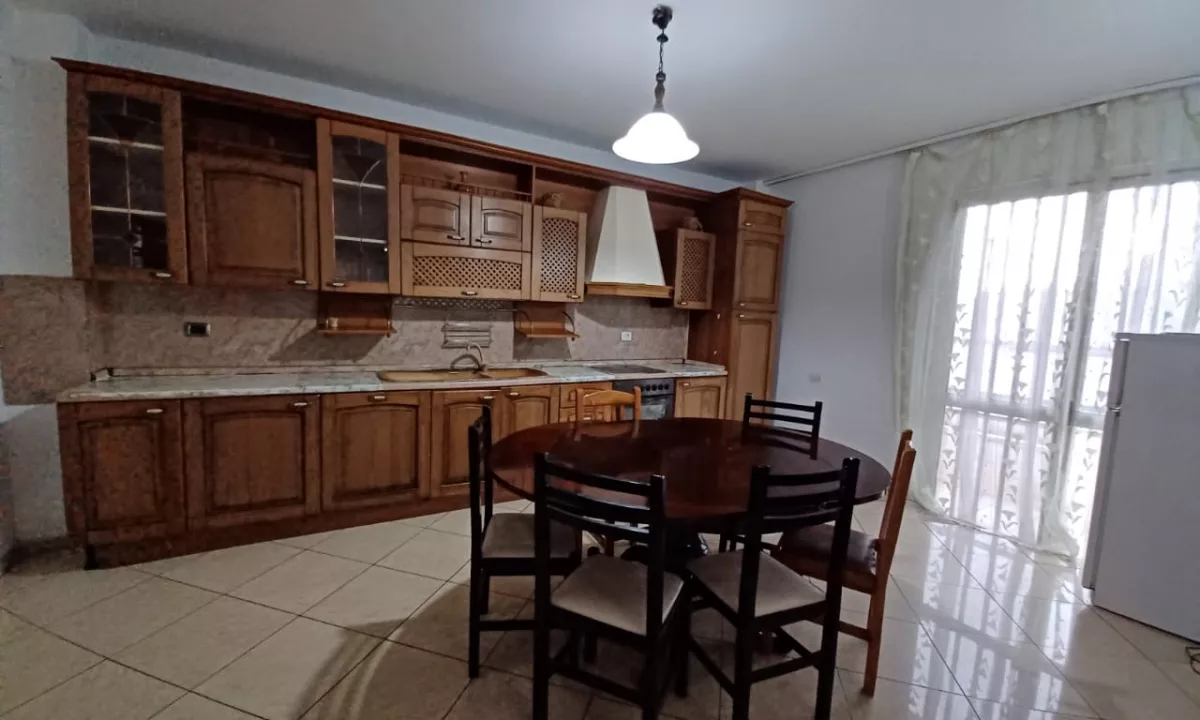 Shtepi me qera Apartament ne Tirane, 3+1, Mobilimi E mobiluar, Pagesa 350  Euro.