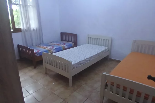 Prane Stacionit te trenit, jepet me qera 1+1