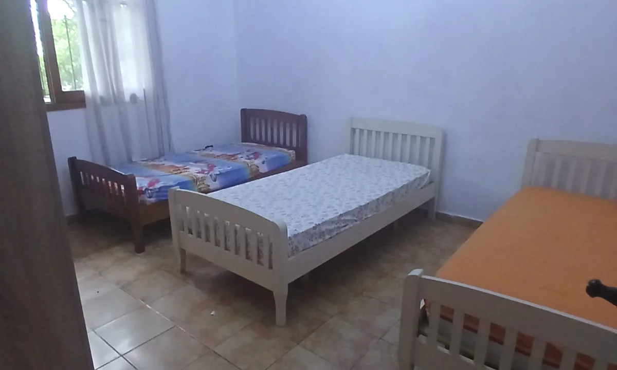 Shtepi me qera Shtepi Private ne Tirane, 1+1, Mobilimi E mobiluar, Pagesa 400  Euro.