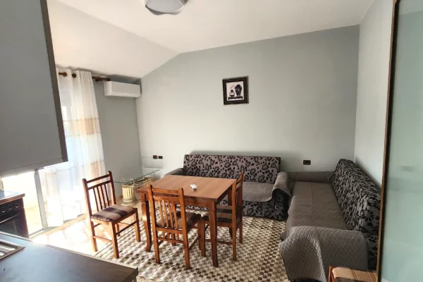 Shtepi me qera Apartament ne Tirane, 2+1, Mobilimi E mobiluar, Pagesa 450  Euro.