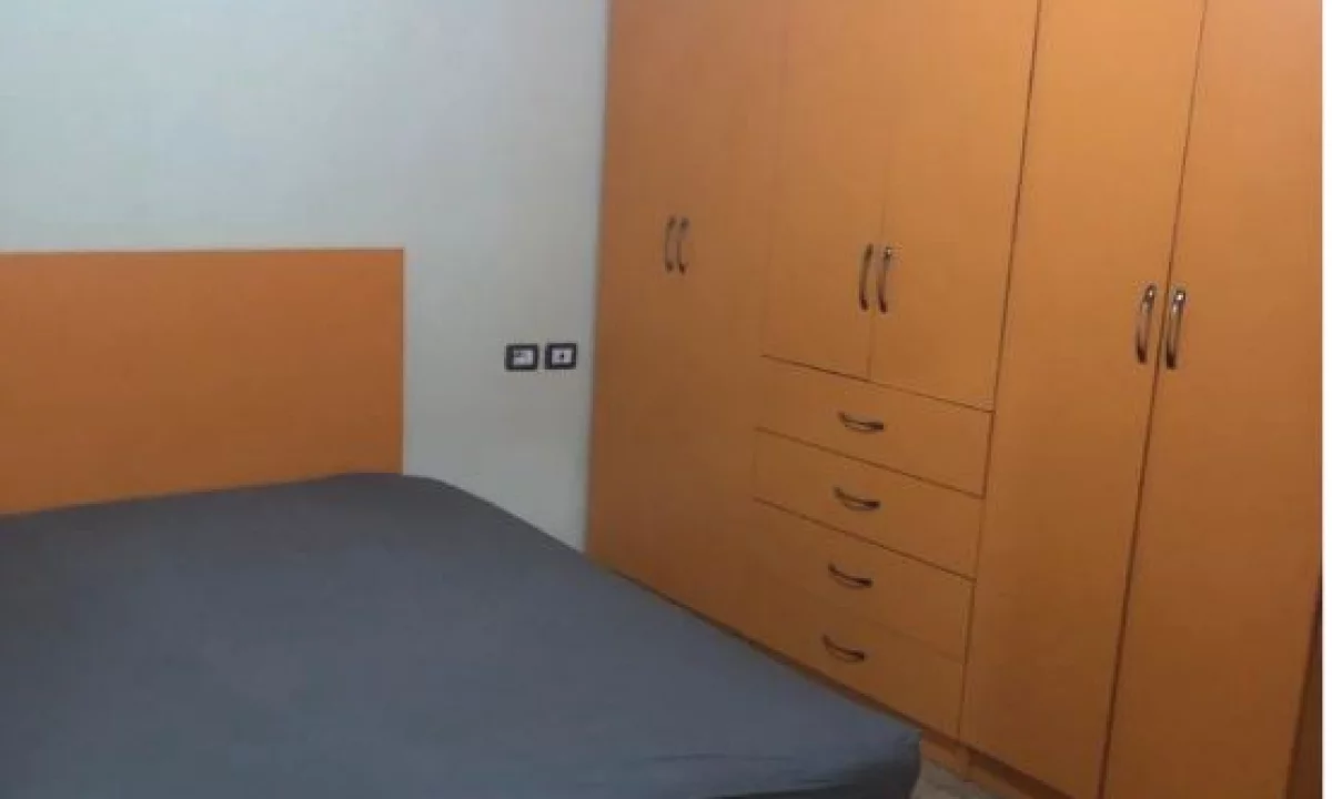 Shtepi me qera Shtepi Private ne Tirane, 1+1, Mobilimi E mobiluar, Pagesa 300  Euro.