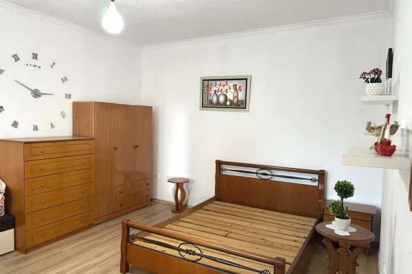 Shtepi me qera Shtepi Private ne Tirane, 2+1, Mobilimi E mobiluar, Pagesa 400  Euro.