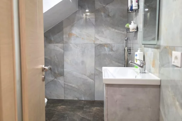 Shtepi me qera Apartament ne Tirane, 2+1, Mobilimi E mobiluar, Pagesa 45,000  Leke.