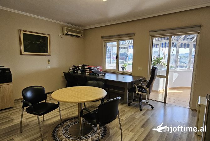 Ambiente Commerciale in Affitto 3+1 a Tirana - 1,500 Euro