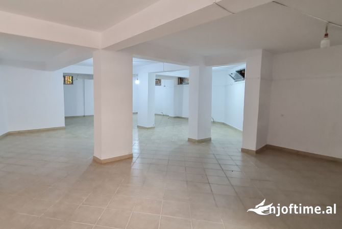 Ambiente Commerciale in Affitto 4+1 a Tirana - 500 Euro