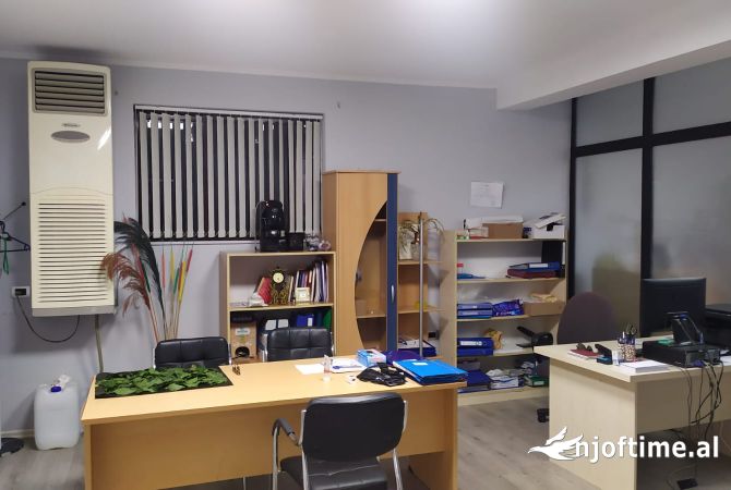 Ambiente Commerciale in Affitto 5+1 a Tirana - 3,500 Euro
