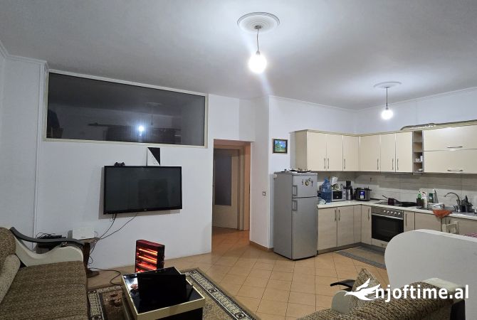 Shtepi ne shitje Apartament ne Tirane, 2+1, Mobilimi Pjeserisht e mobiluar, Pagesa 110,000  Euro.