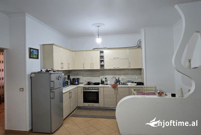 Shtepi ne shitje Apartament ne Tirane, 2+1, Mobilimi Pjeserisht e mobiluar, Pagesa 110,000  Euro.
