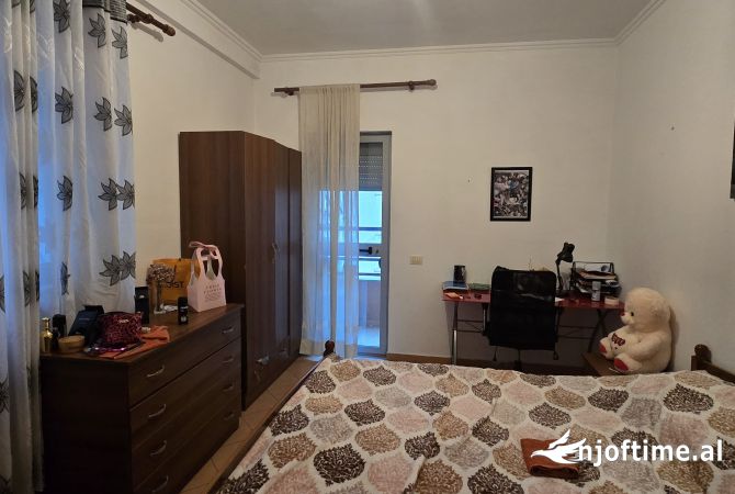 Shtepi ne shitje Apartament ne Tirane, 2+1, Mobilimi Pjeserisht e mobiluar, Pagesa 110,000  Euro.