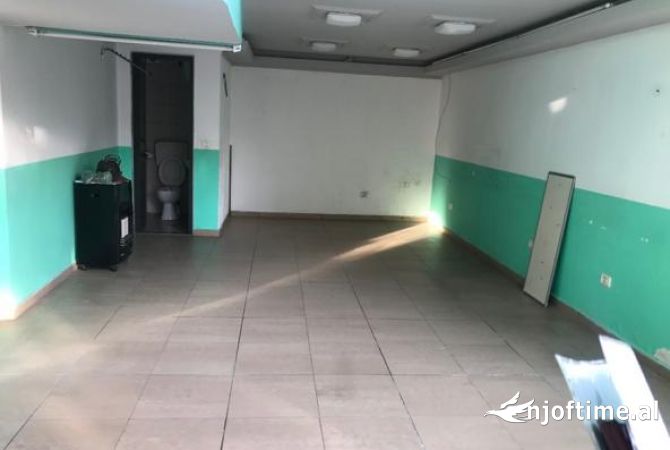 Ambiente Commerciale in Vendita 1+1 a Tirana - 95,000 Euro
