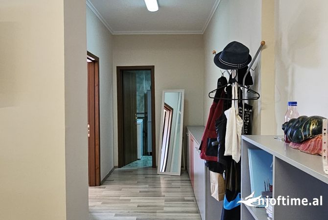 Ambiente Commerciale in Affitto 3+1 a Tirana - 1,300 Euro