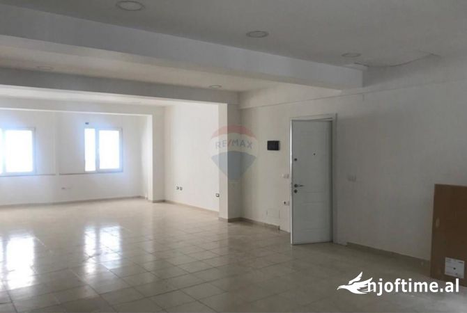 Ambiente Commerciale in Affitto 3+1 a Tirana - 80,000 Leke