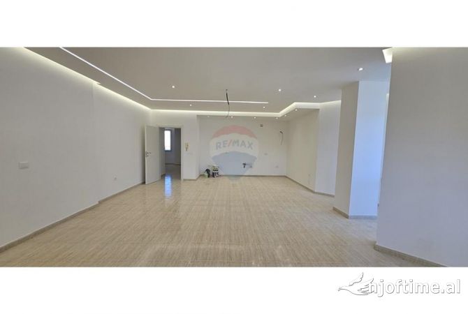 Ambiente Commerciale in Affitto 3+1 a Tirana - 2,000 Euro