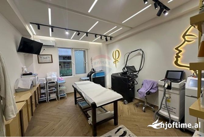 Jepet me qira klinike tek Komuna te Parisit.