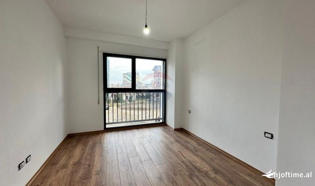 Shtepi ne shitje Apartament ne Tirane, 2+1, Mobilimi Bosh, pa mobiluar, Pagesa 184,000  Euro.