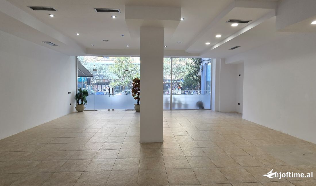 Jepet me qira ambient ne Komune te Parisit, prane Lulishtes